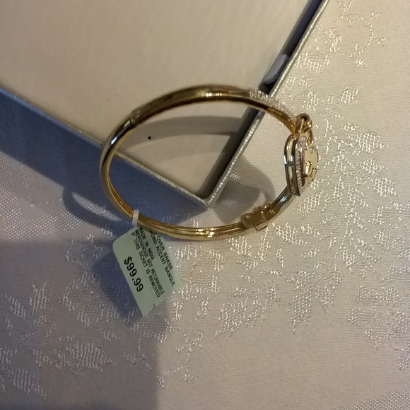 Beautiful Gold over brass Bracelet Diamond accent - Picture 5 of 8